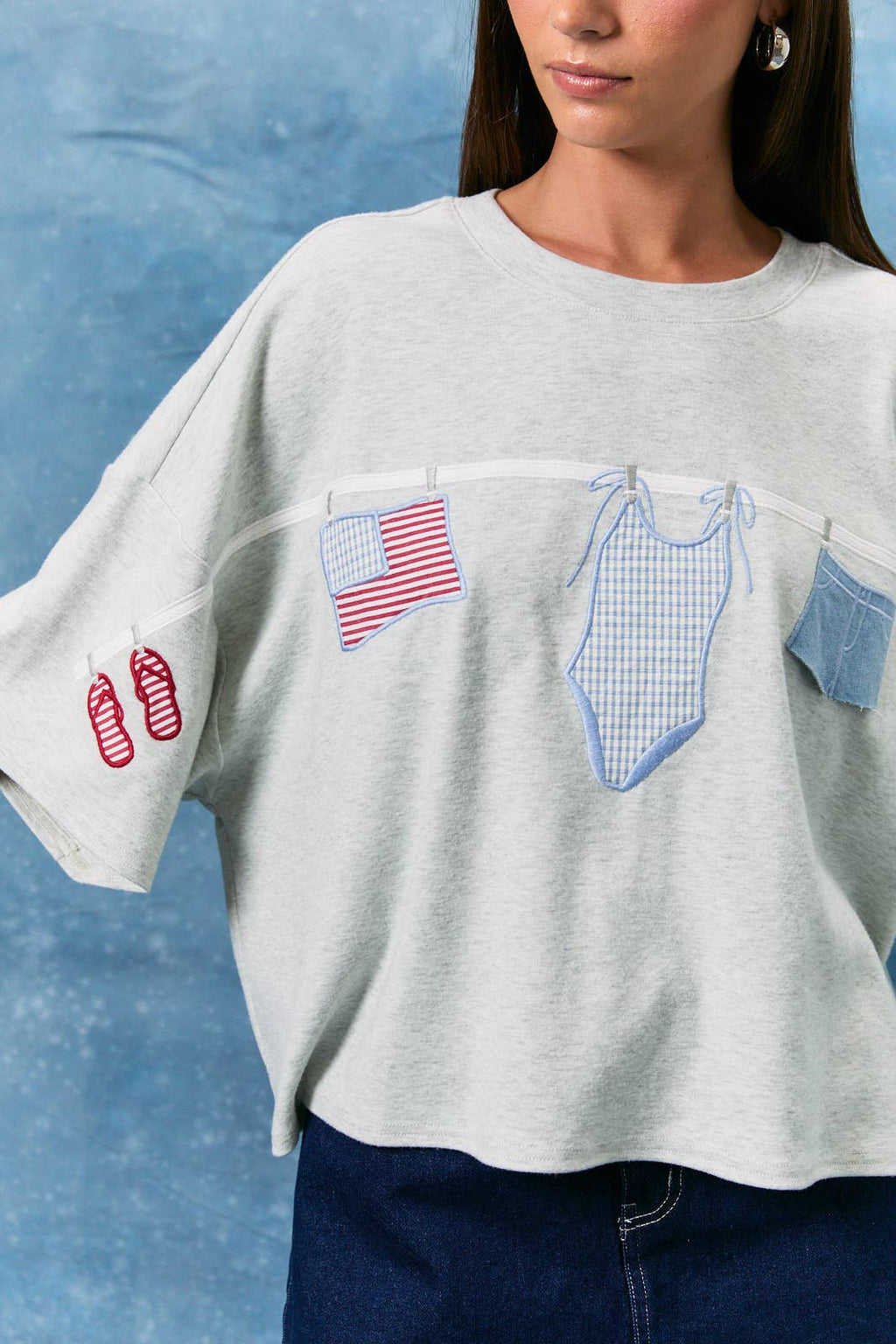 SHORT SLEEVE TOP WITH "AMERICANA" GRAPHIC DETAIL