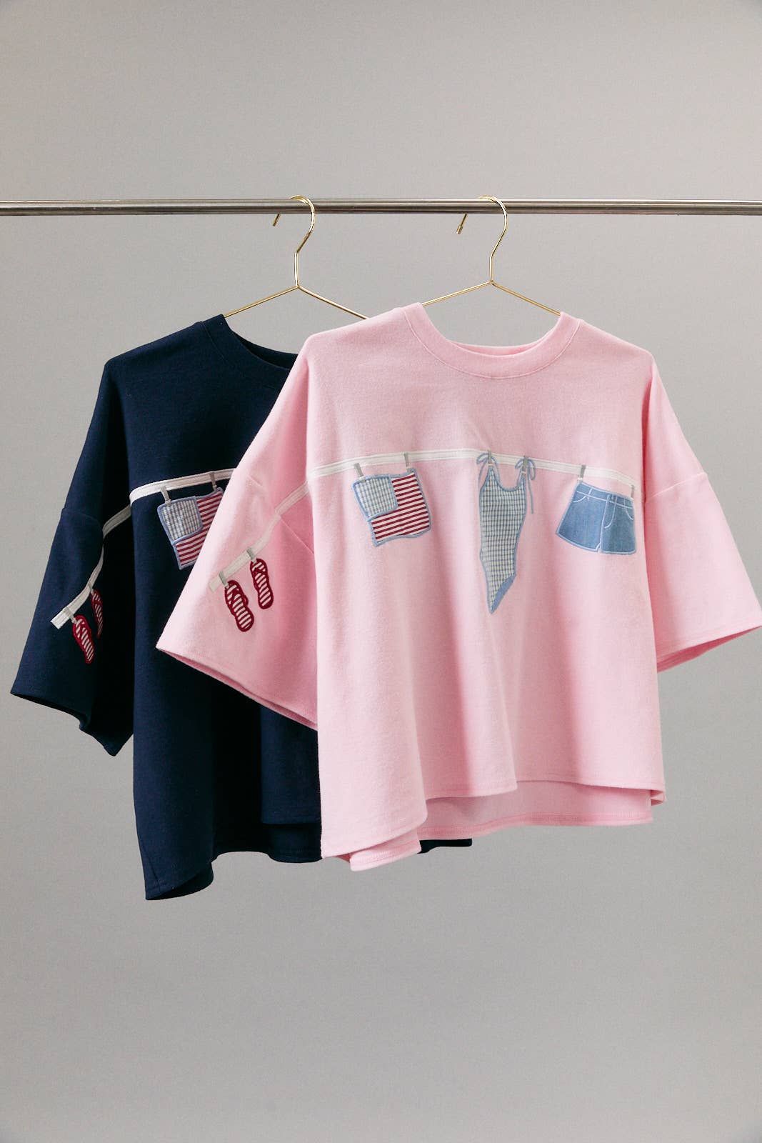 SHORT SLEEVE TOP WITH "AMERICANA" GRAPHIC DETAIL